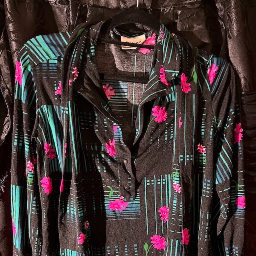 THE WILROY TRAVELLER BLACK MULTICOLOR FLORAL PRINT TOP WITH BELT LARGE
